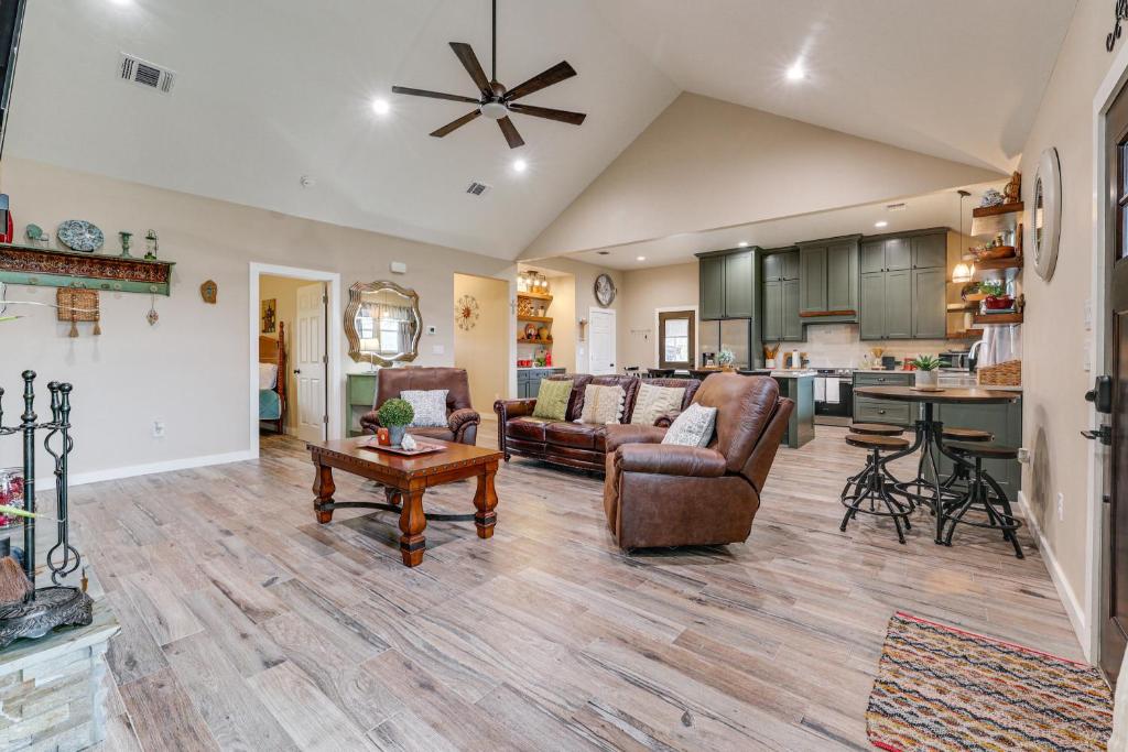 Country Home Near Fredericksburg Fire Pit and Grill photo 4