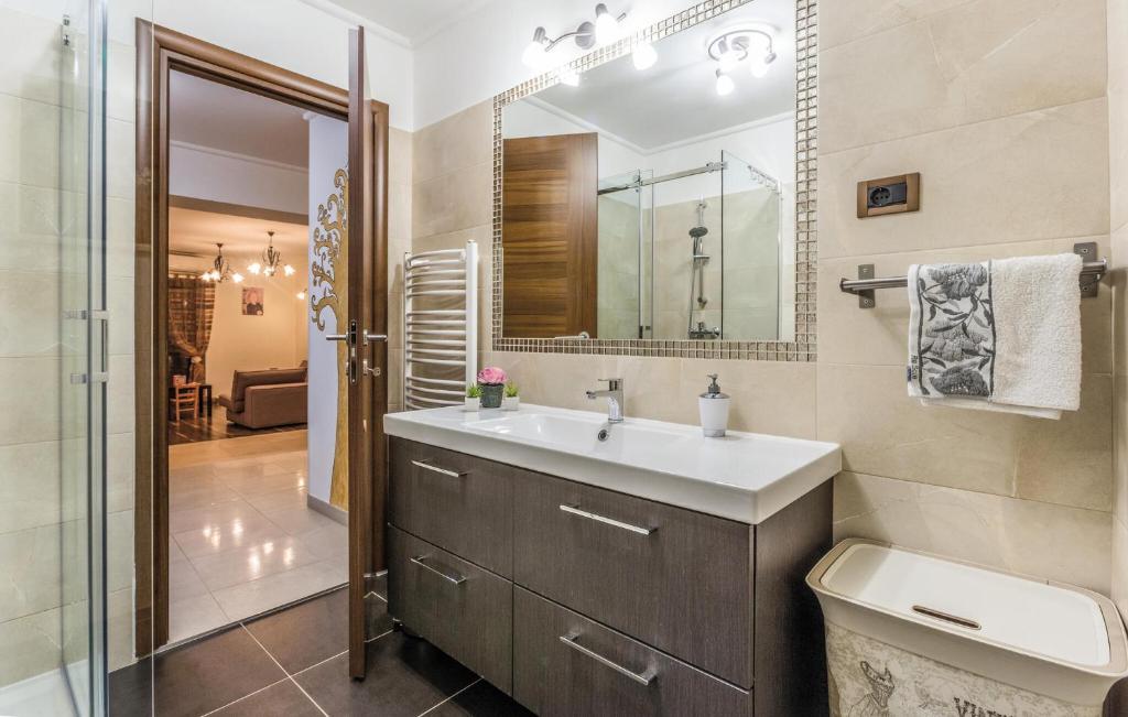 Gorgeous Apartment In Lovrecica With Kitchen photo 3