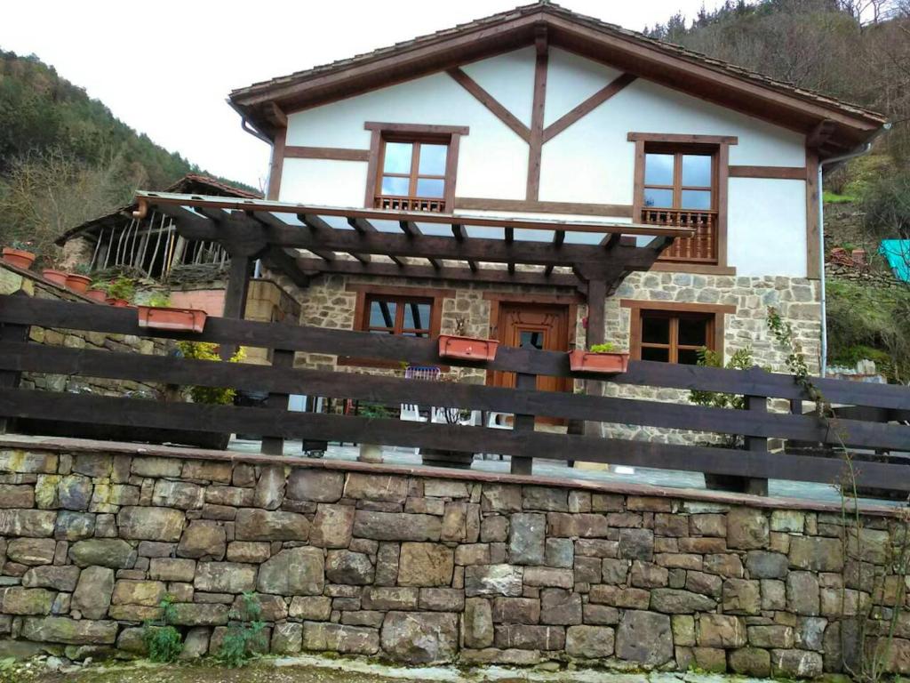 2 bedrooms house with wifi at Llayo