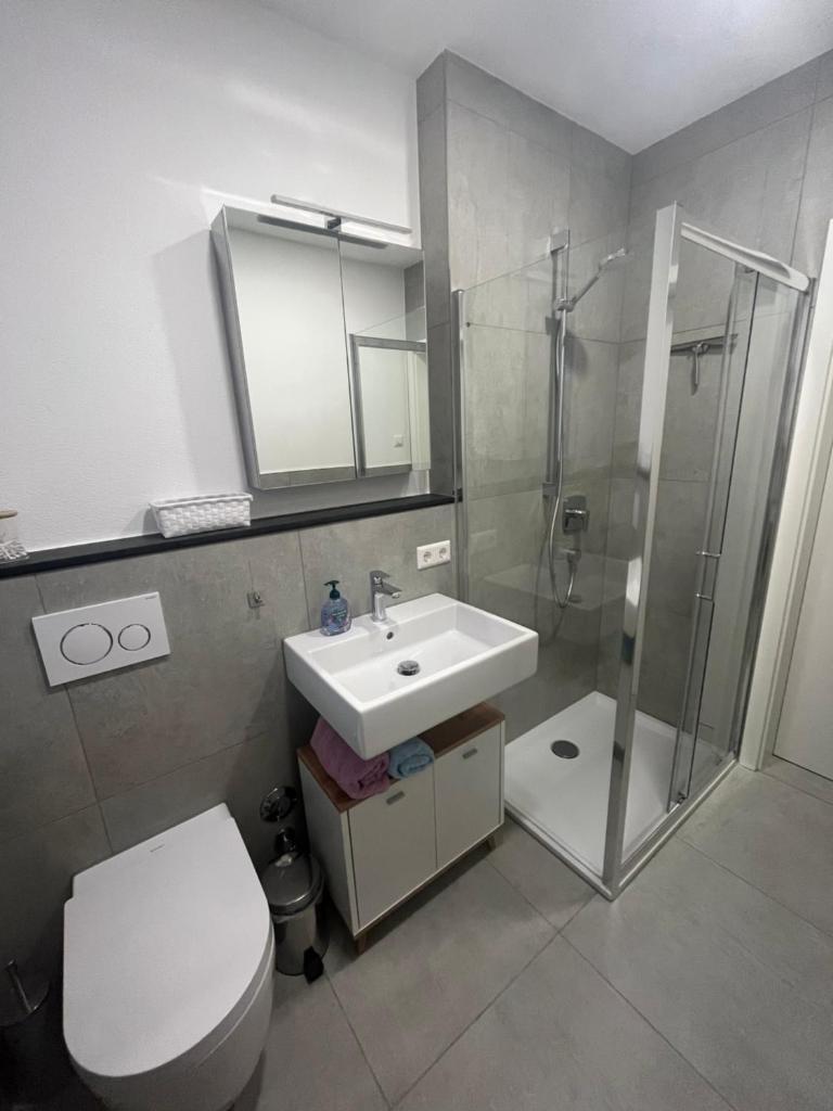 Neubauwohnung mit großem Balkon photo 3
