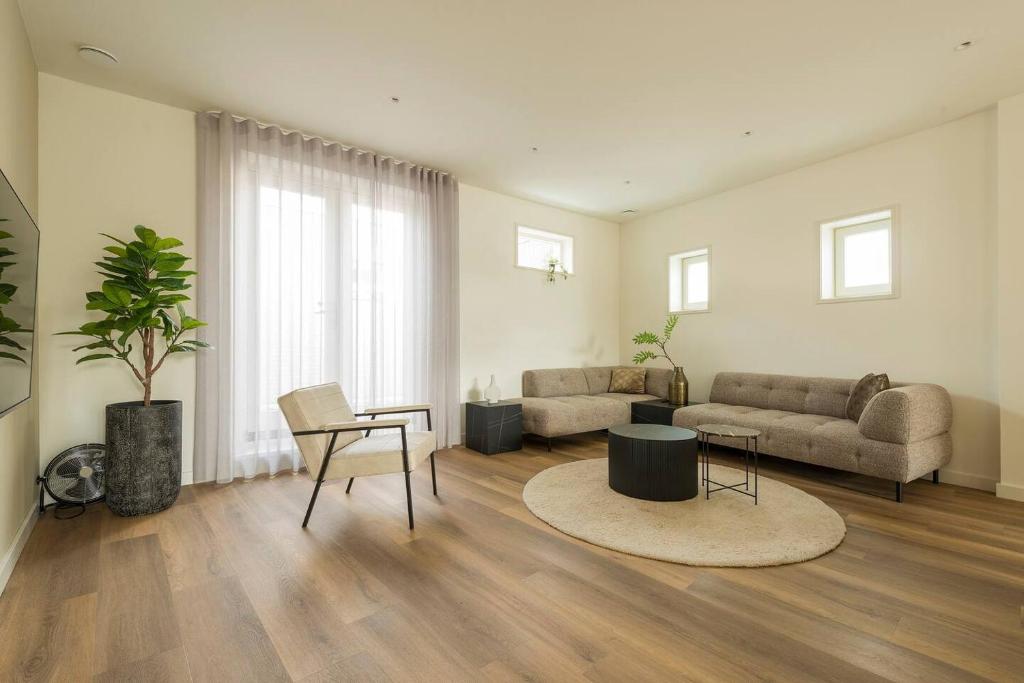 New Oirschot-eindhoven Home Crown photo 3