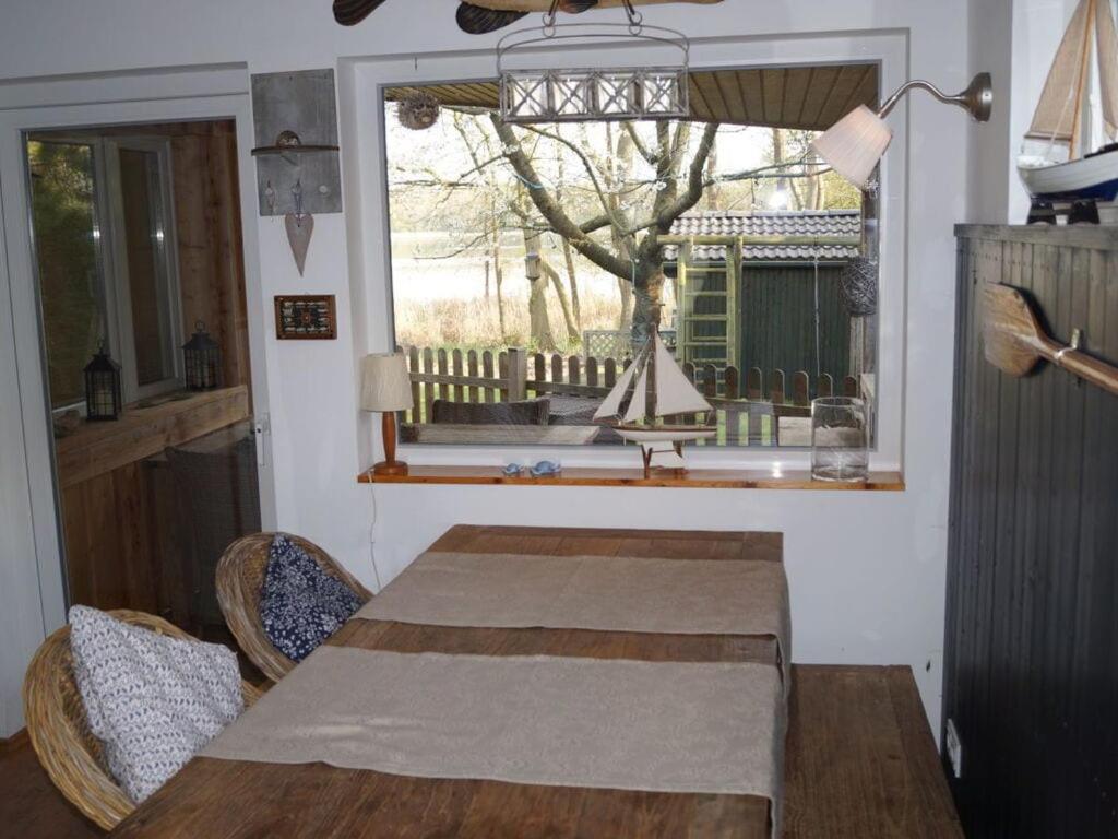 Small house on the lake photo 4