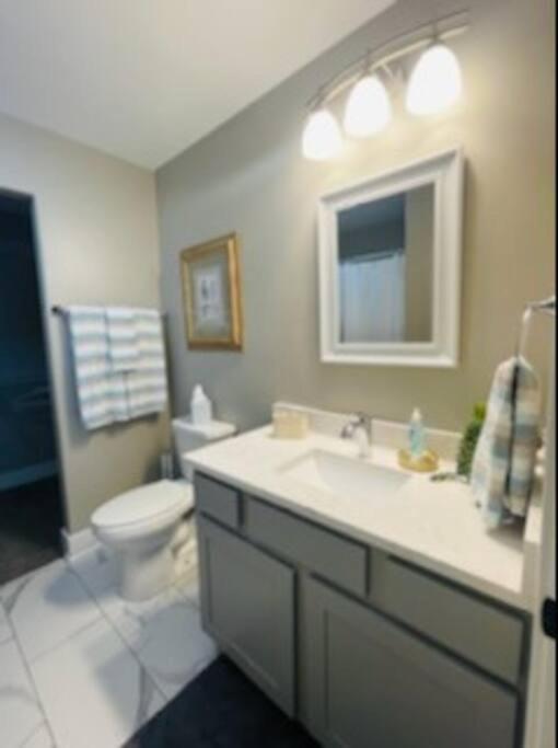 Modern 3-bedroom condo with gas fireplace photo 1