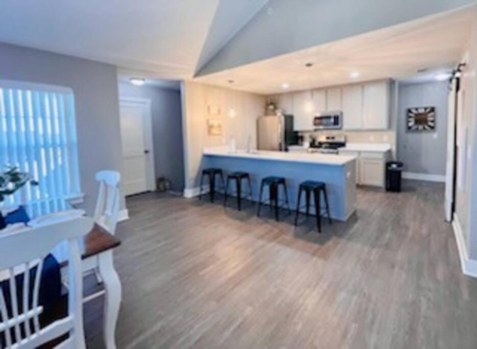 Modern 3-bedroom condo with gas fireplace photo 2
