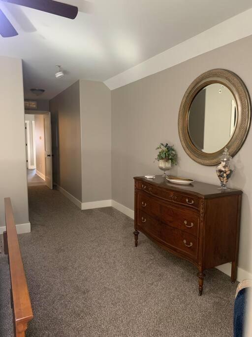 Modern 3-bedroom condo with gas fireplace photo 3