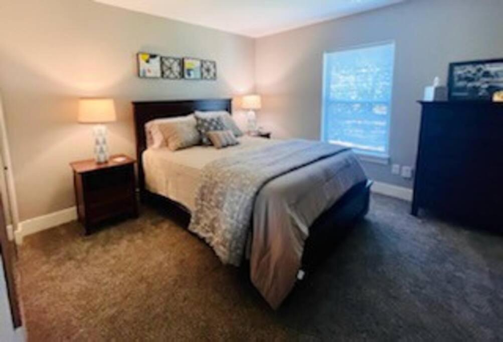 Modern 3-bedroom condo with gas fireplace photo 4