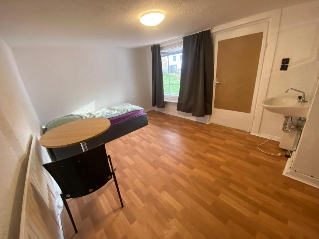 Einfache Schlafmöglichkeit mit Gemeinschaftsküche und Bad photo 2