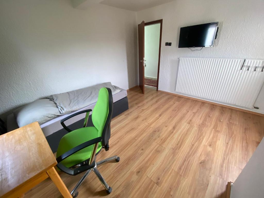 Einfache Schlafmöglichkeit mit Gemeinschaftsküche und Bad photo 4