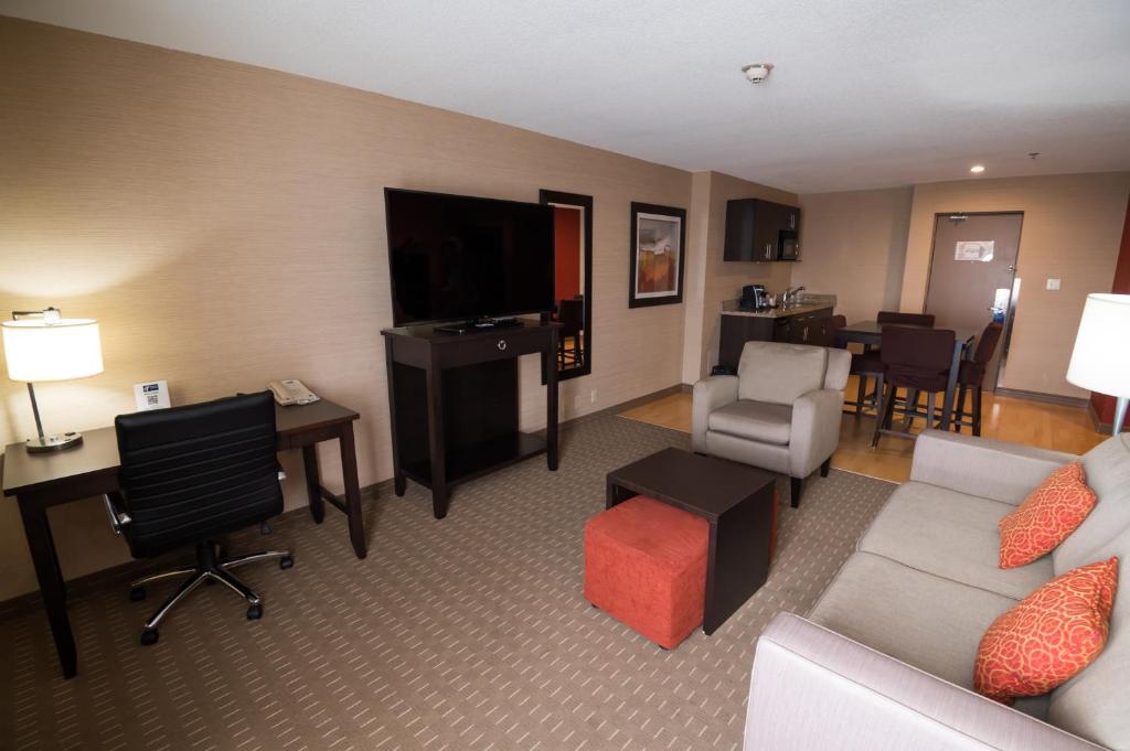 Holiday Inn Express Hotel & Suites Chatham South, an IHG Hotel photo 2