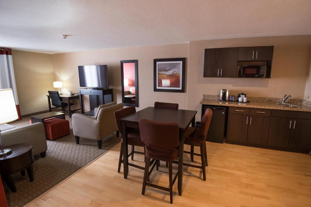 Holiday Inn Express Hotel & Suites Chatham South, an IHG Hotel photo 3