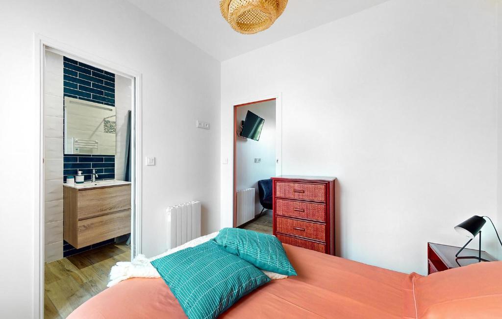 1 Bedroom Cozy Apartment In Melrand photo 3