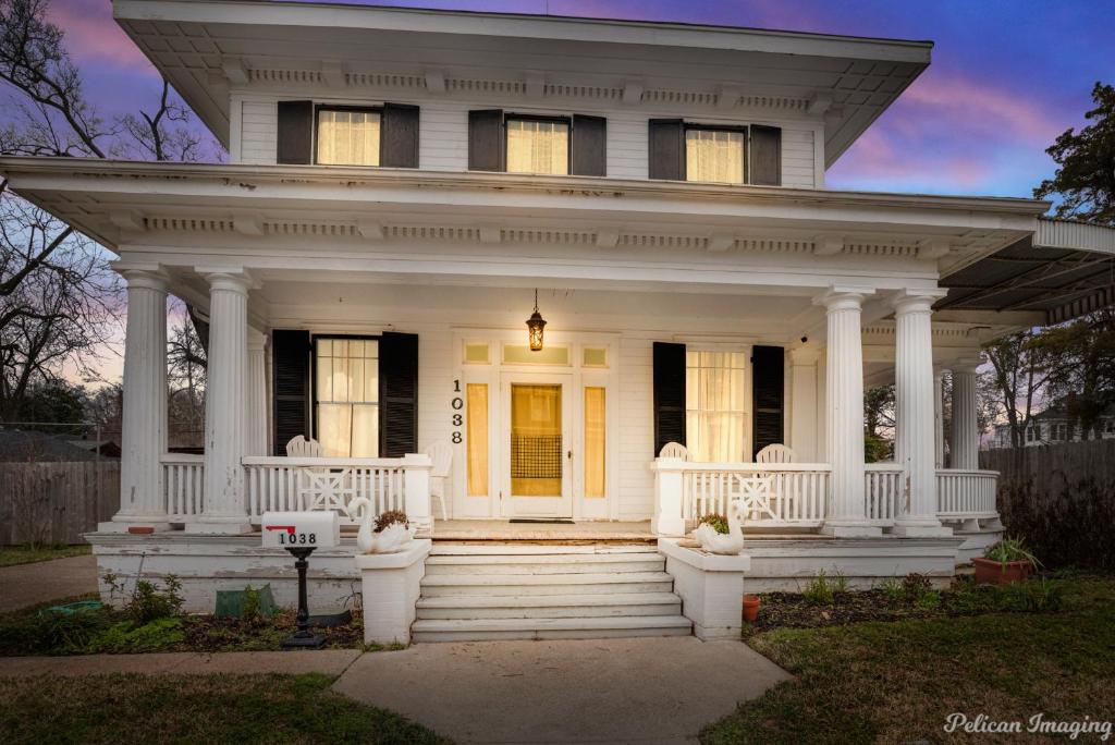 Renovated, Spacious, Historic. photo 4