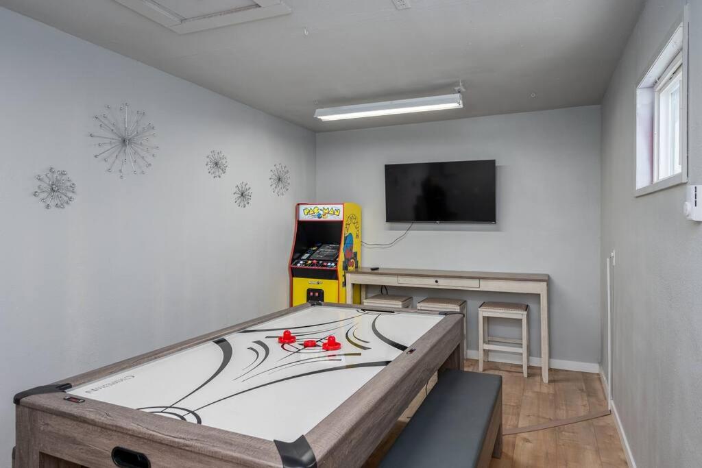 Edgewater Paradise HotTub Private Dock & Game Room photo 2