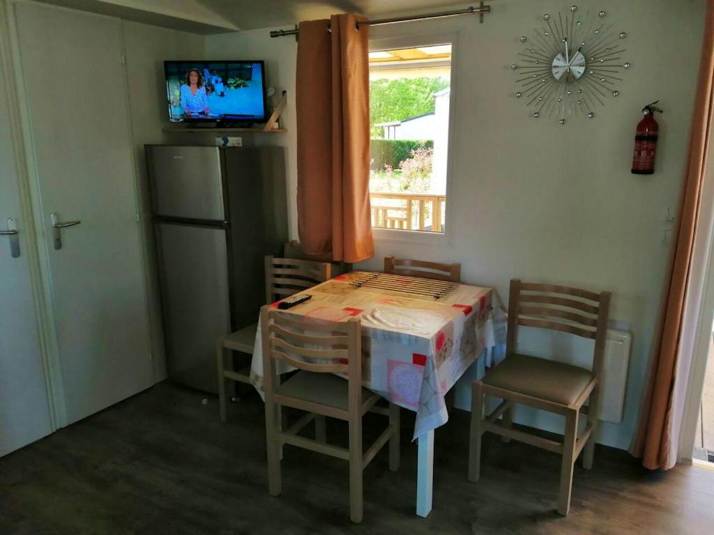 Bungalow de 2 chambres avec piscine partagee et terrasse a Condrieu photo 3