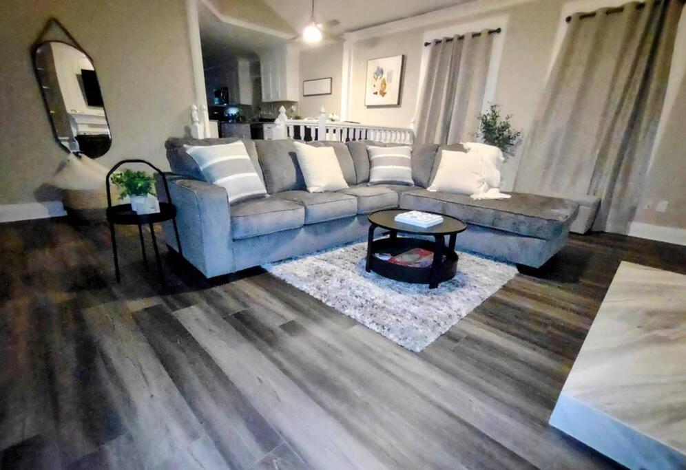 3 Bedroom Jewel: Luxury with Crystal Pool photo 1