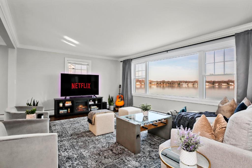 Waterview house walking distance from Cove Beach-5 mins to downtown-only 40 min to NYC image