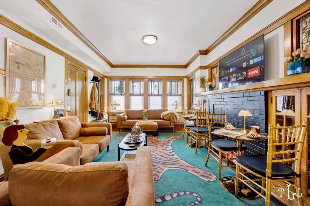 The Twin Lions: Bespoke Travel Lodge w/ Speakeasy* photo 4