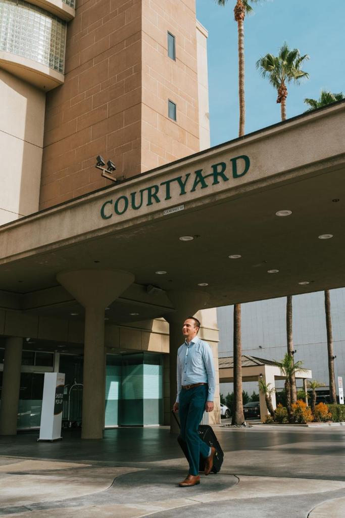 Courtyard by Marriott Los Angeles LAX / Century Boulevard photo 3