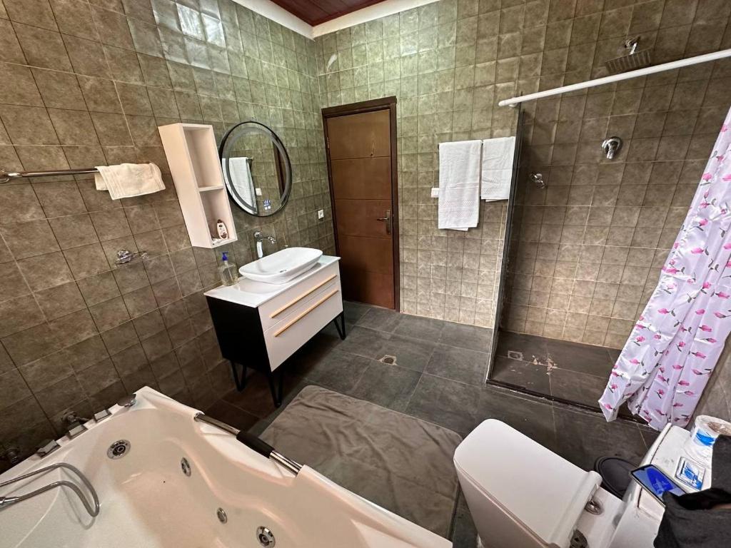 Kebena spacious room with private jacuzzi and walk in closet photo 1