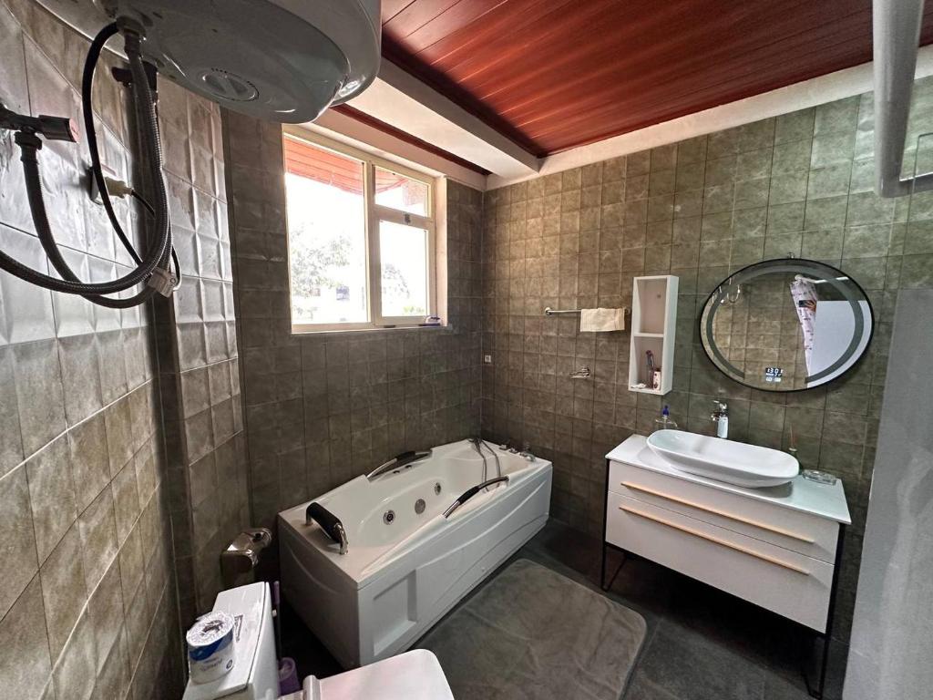 Kebena spacious room with private jacuzzi and walk in closet photo 3