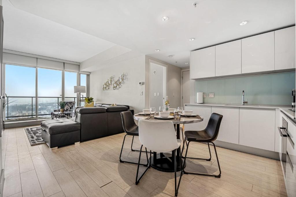 NEW! 34th FL High Rise, PRIME Location, Downtown Near Stampede & Saddledome, FREE Wine & More! photo 2