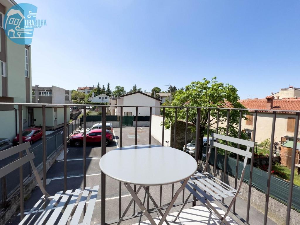 Basovizza 3 Angelica Tirabora Short Rent photo 4