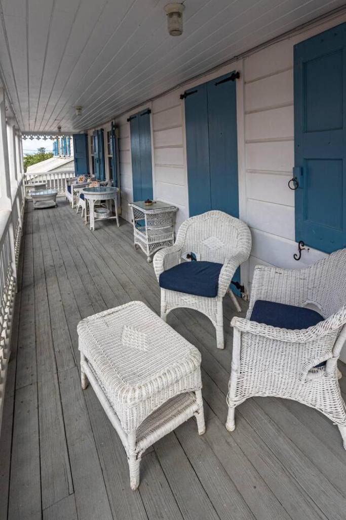 The Roosters Perch - A Quaint Island Homestead photo 1