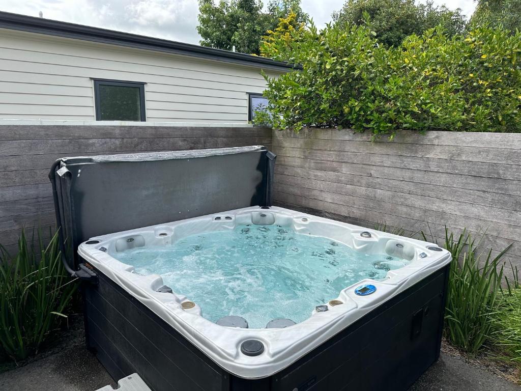 Business or Holiday 4 bedrooms house in Hamilton with pool and spa