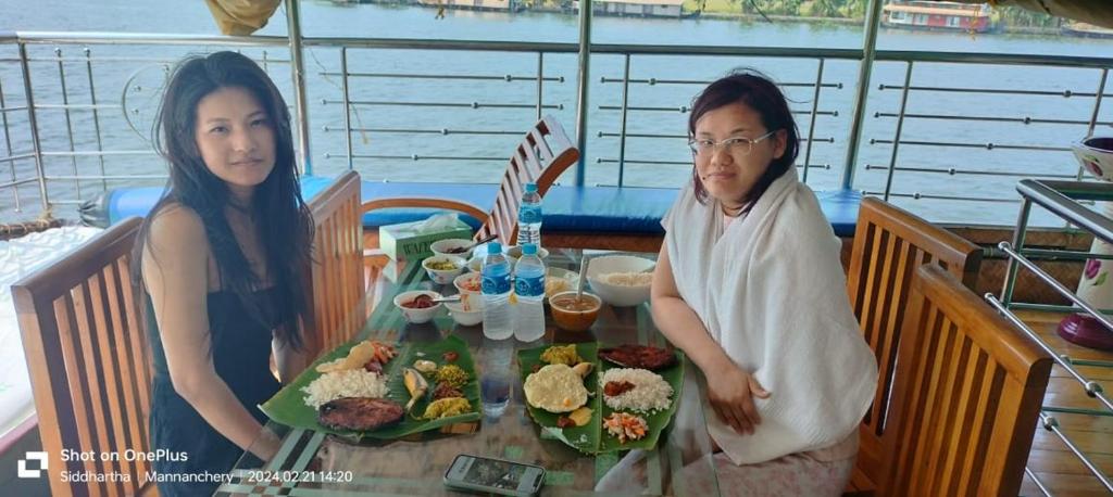 Beach Paradise Day Cruise Houseboat - VACCINATED STAFF photo 4