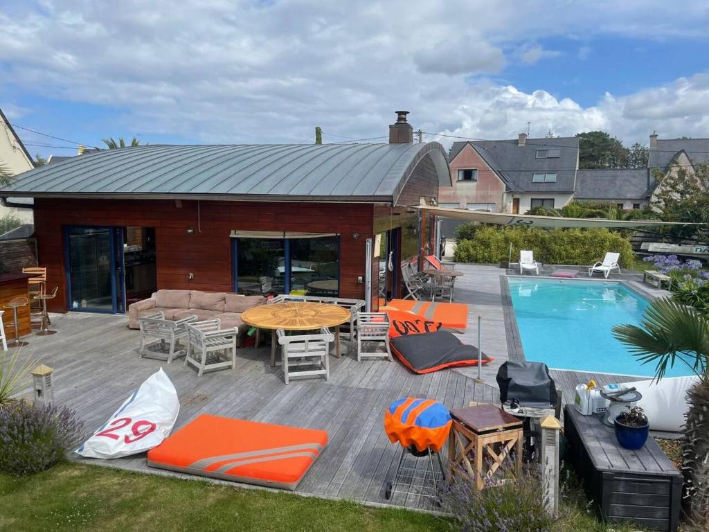 Villa de 3 chambres avec piscine privee terrasse et wifi a Landunvez