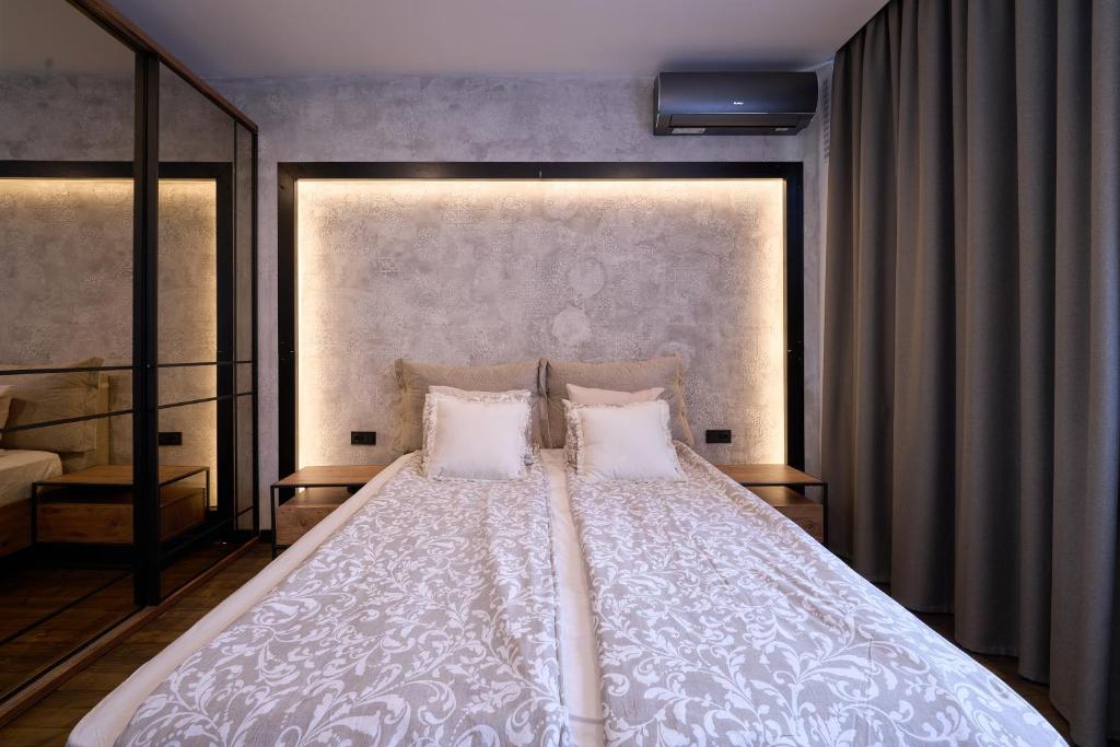Luxury 2 Bedroom Apartment - Private Garden, Sofia