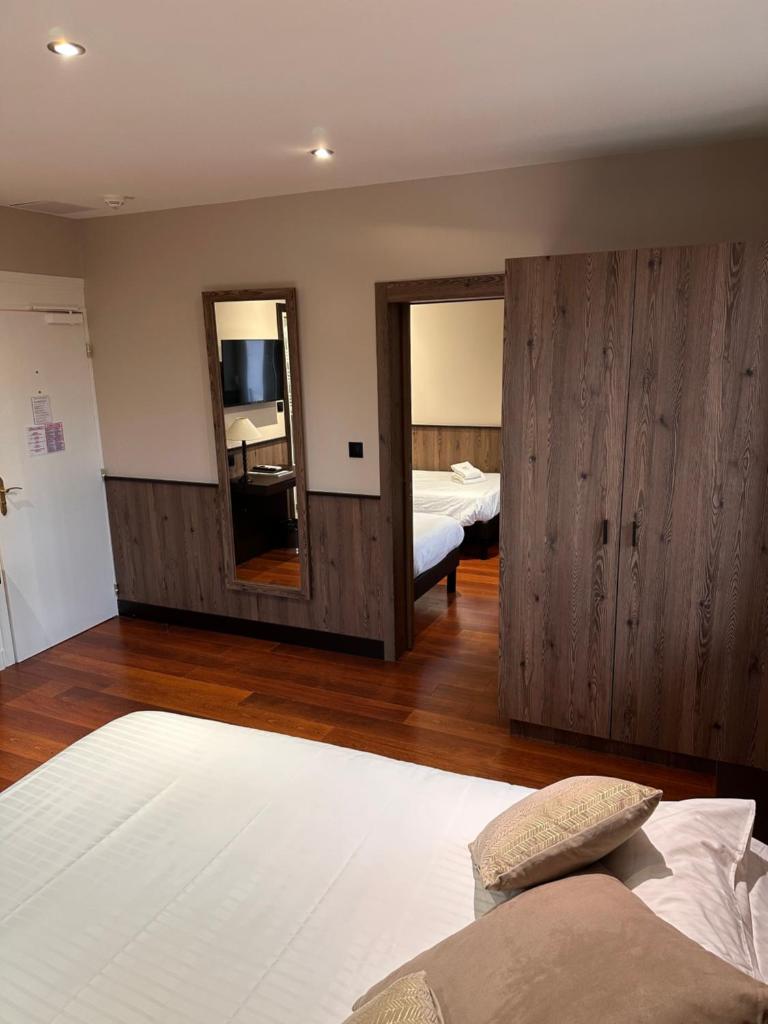 Logis Hotel Des Bains Room Type - Family Room only acessible by stairs 
