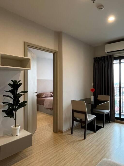 The Cozy, 3 min walk to MRT, 2 STN to Royal Palace