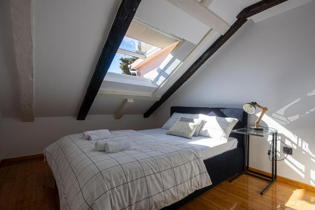 Luxattic, Split