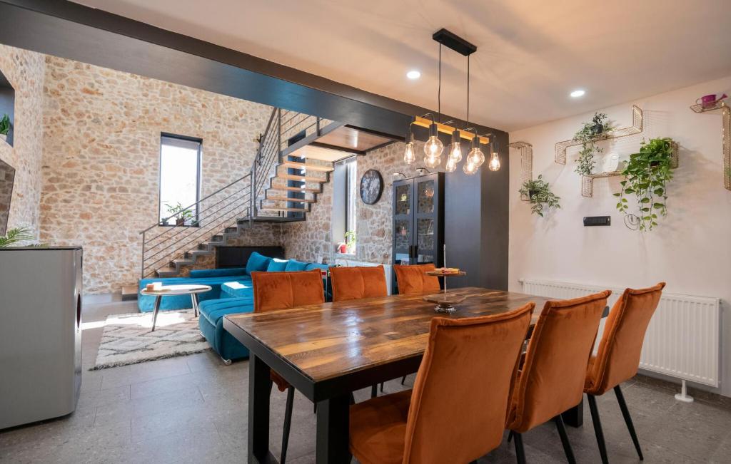 2 Bedroom Cozy Home In Biorine photo 1