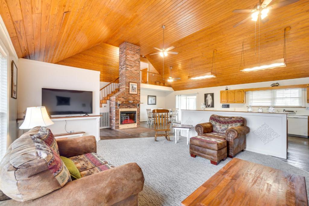Riverfront Dayton Getaway on 700 Wooded Acres!