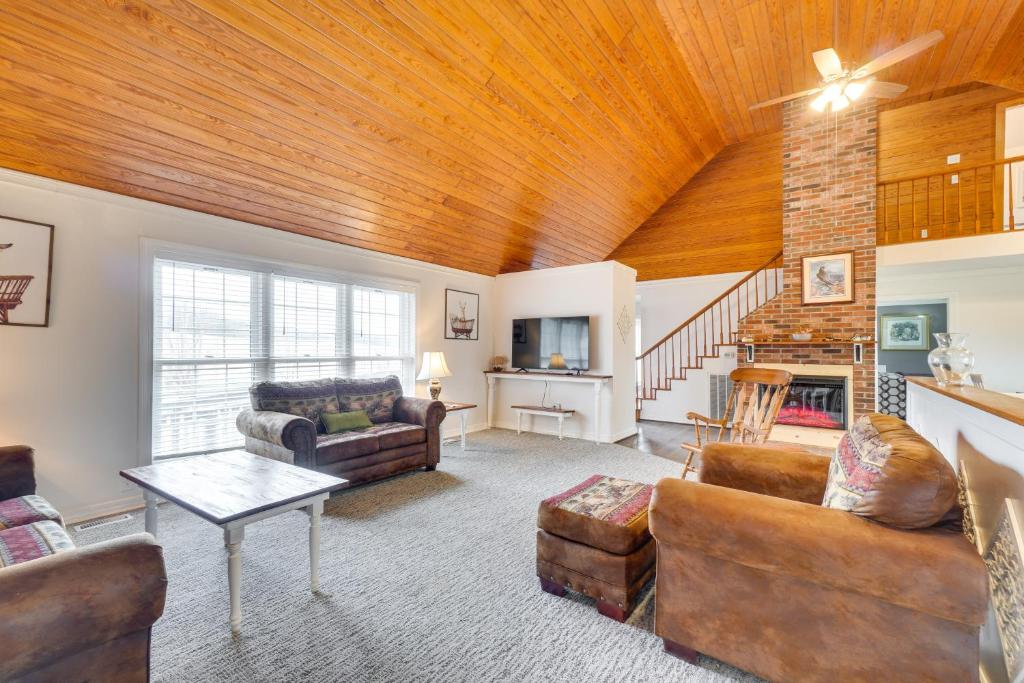 Riverfront Dayton Getaway on 700 Wooded Acres! photo 3