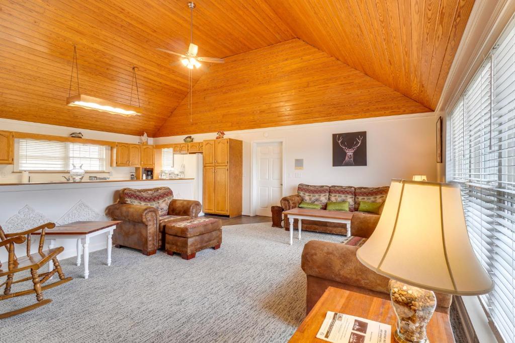 Riverfront Dayton Getaway on 700 Wooded Acres! photo 4
