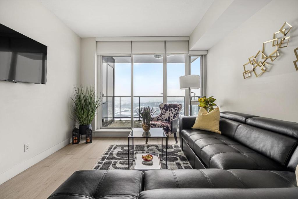 NEW! 34th FL High Rise, PRIME Location, Downtown Near Stampede & Saddledome, FREE Wine & More!