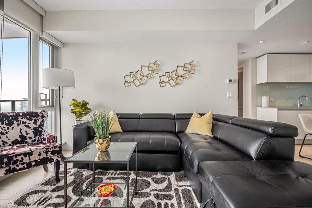 NEW! 34th FL High Rise, PRIME Location, Downtown Near Stampede & Saddledome, FREE Wine & More! photo 3