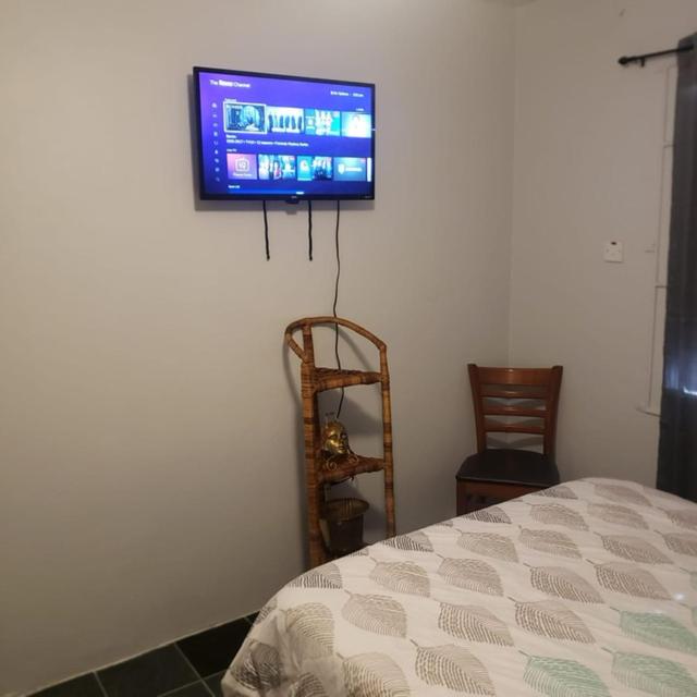 Andeve's quiet, private room with fully equipped shared space !home away from home photo 4