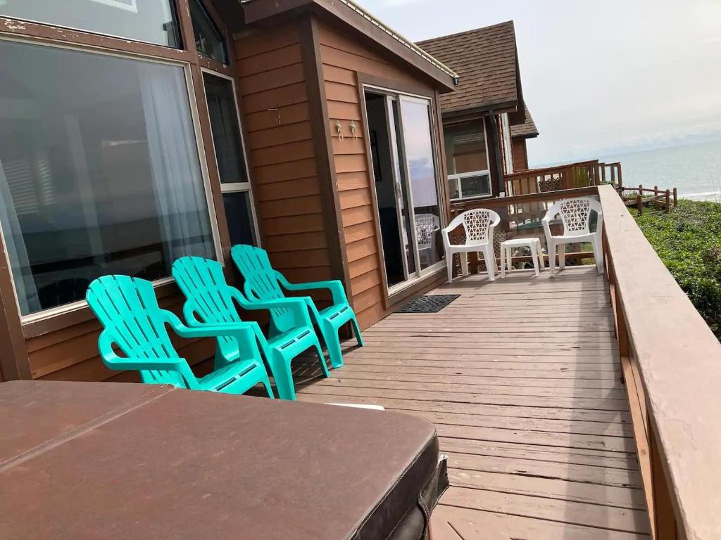 Oceanfront Cabin 4 With Jacuzzi & Stunning Views photo 3