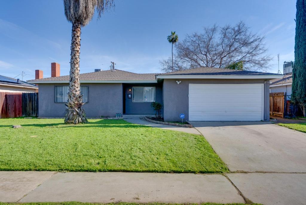 Breezy Fresno Home - Near Airport and Downtown photo 2