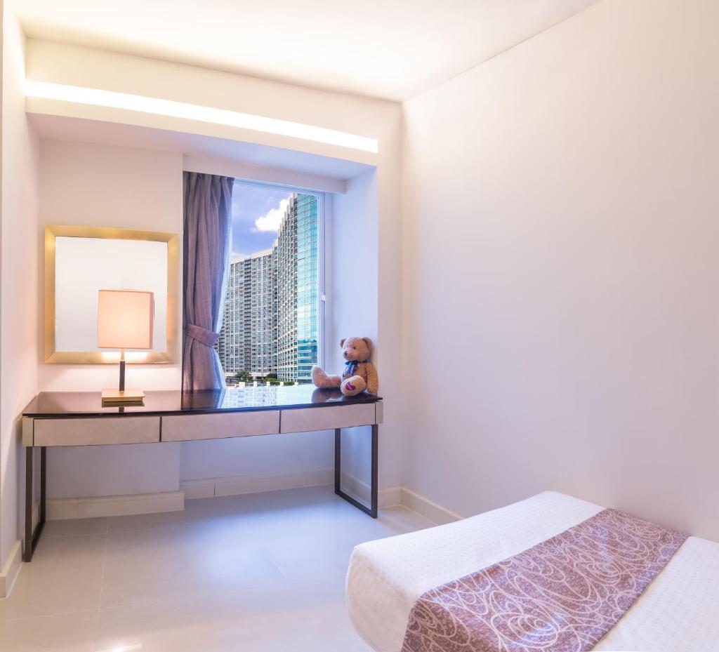 Сьюит (Люкс с 2 спальнями, вид на город), Kowloon Harbourfront Hotel
