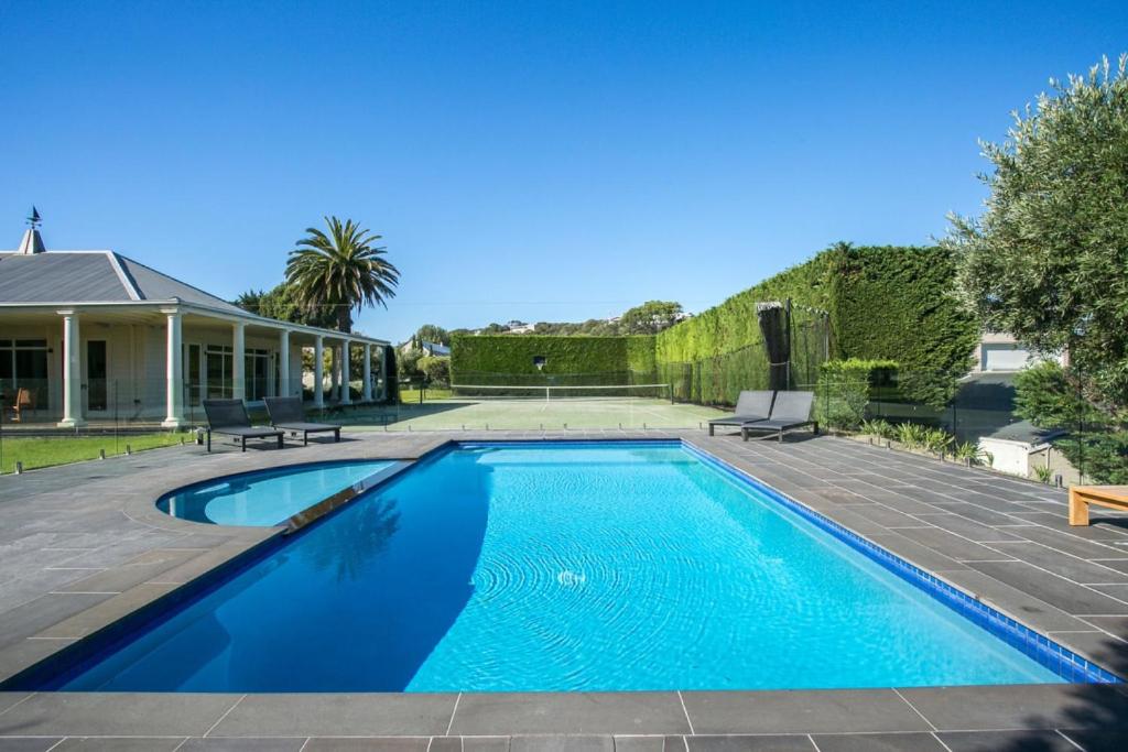 Tara fully fenced pool and pest control done regularly and can be done before booking photo 1