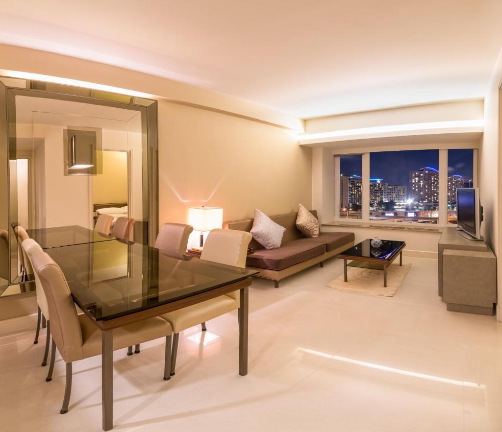 Сьюит (Люкс с 2 спальнями, вид на город), Kowloon Harbourfront Hotel