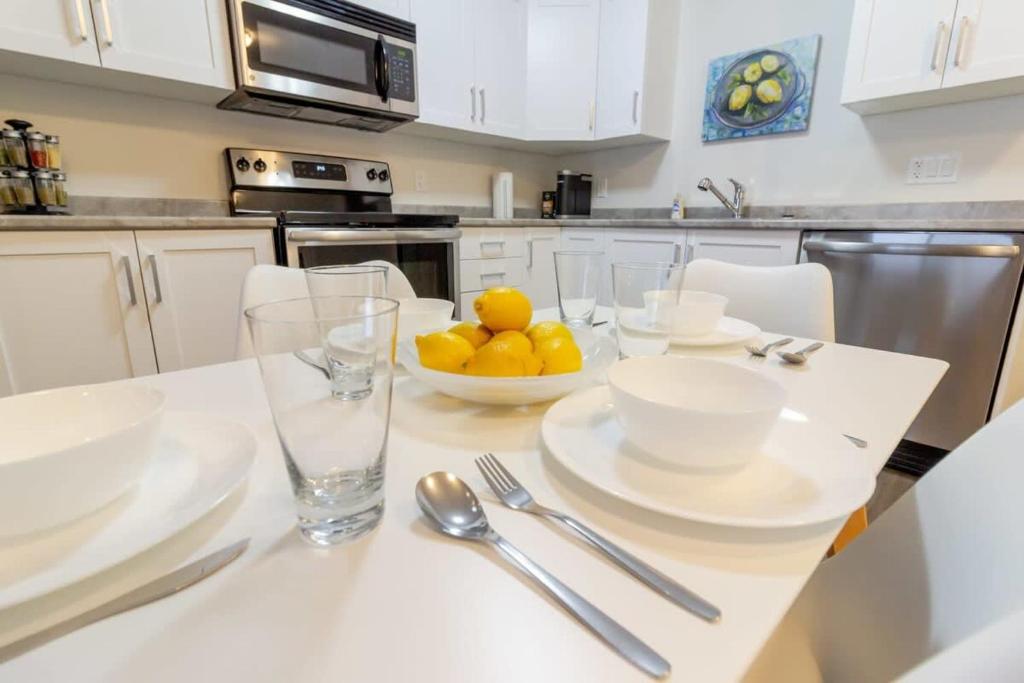 New 2BD Condo, UNB, Hospital, Golf, Patio Coffee photo 4