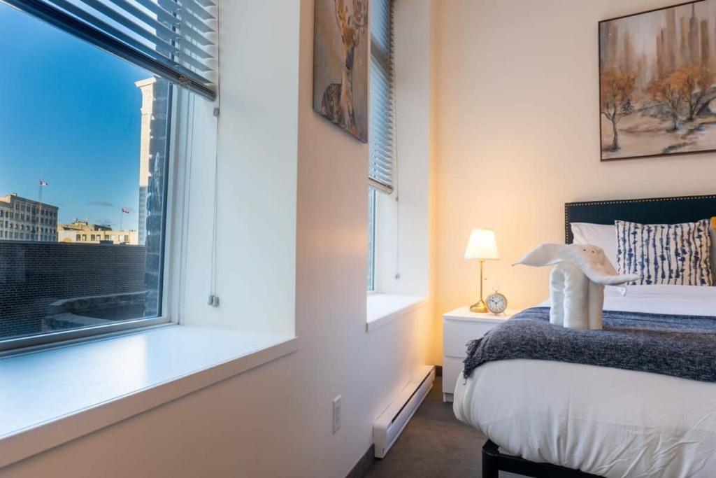 New Listing Luxurious Downtown Loft Heated Parking Rooftop Patio BBQ Gym Coffee photo 1