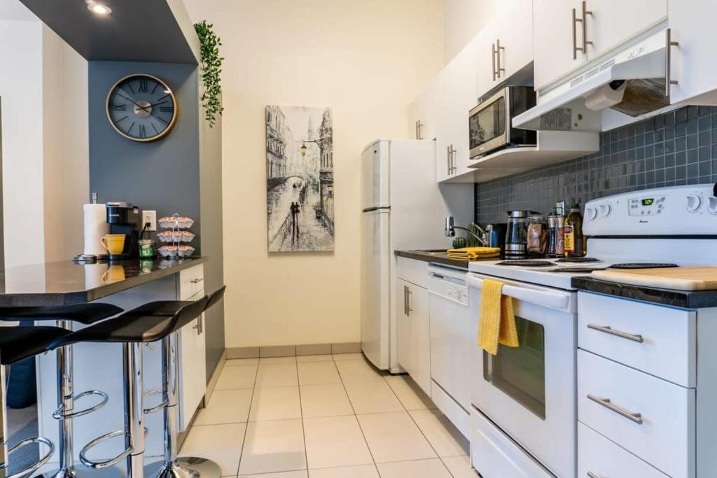 New Listing Luxurious Downtown Loft Heated Parking Rooftop Patio BBQ Gym Coffee photo 4