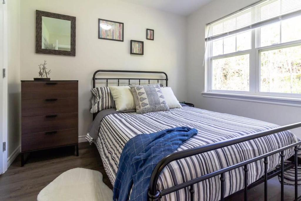 Brand new Gorgeous Condo Near UNB & Hospital Coffee Parking 202 photo 1